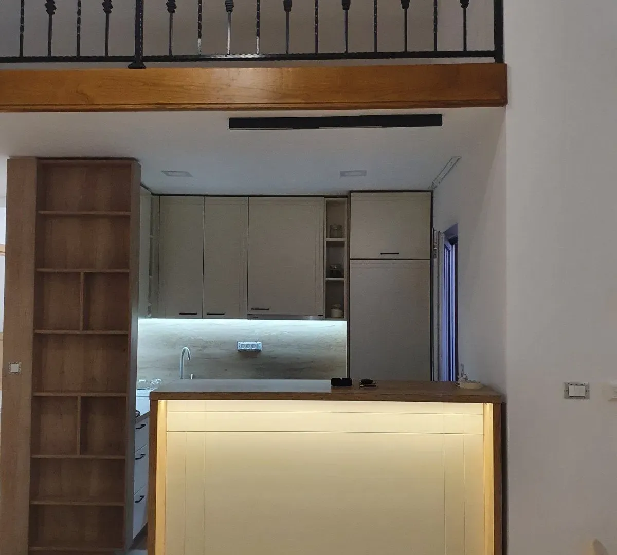 Izdavanje, trosoban stan, 100m², Pod Kuk, Tivat