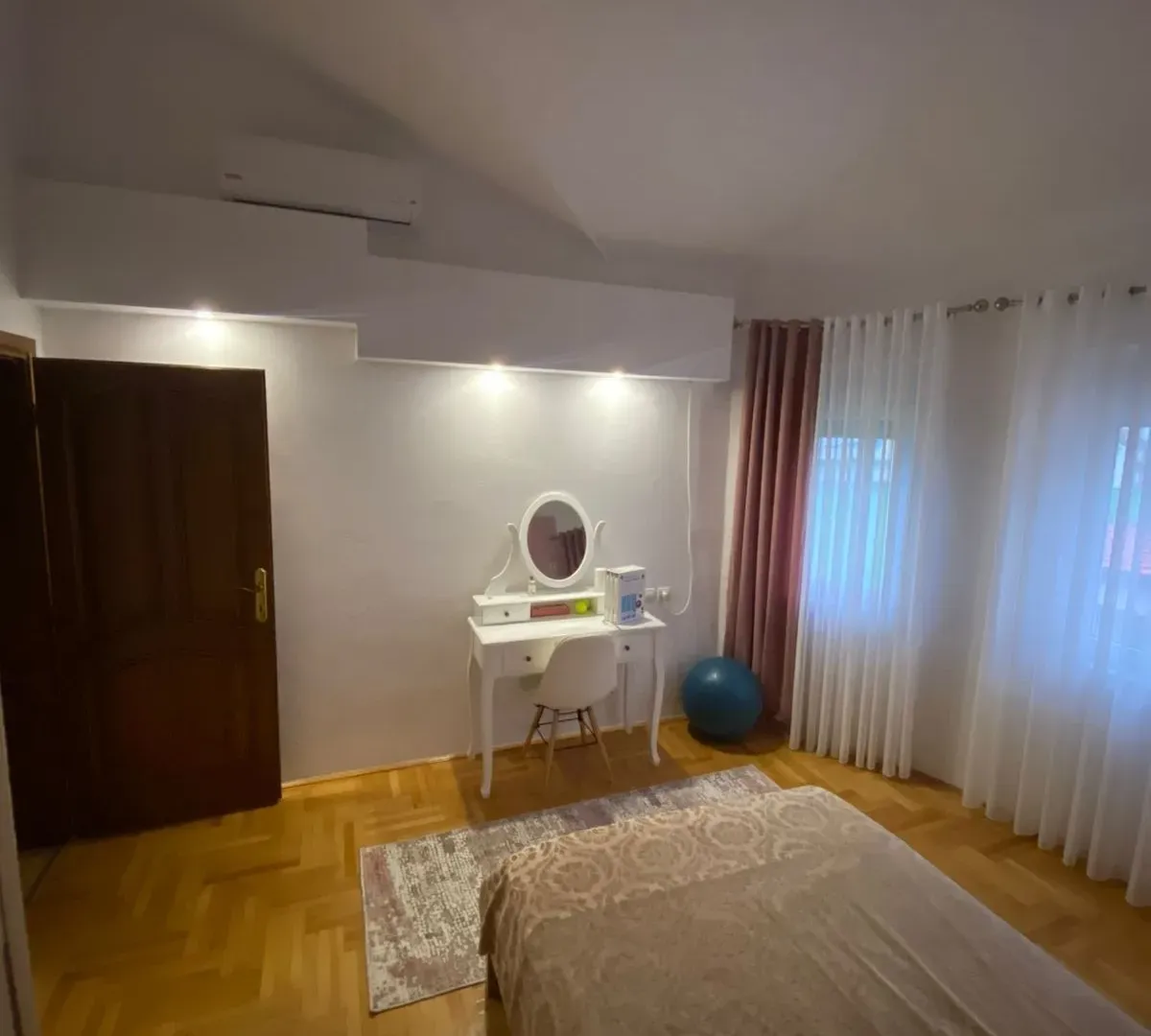 Izdavanje, kuća, 250m², Karaburško Polje, Podgorica
