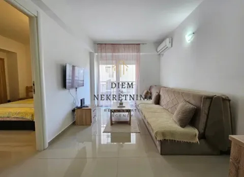 Dnevna soba sa garniturom, TV-om i izlazom na terasu. - image 9