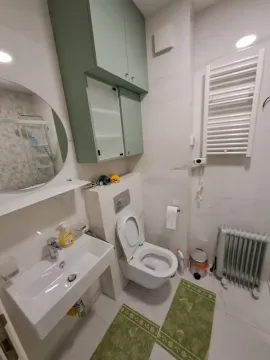 Moderno kupatilo sa umivaonikom i toaletom. - image 11