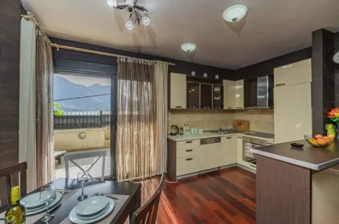 Rent, three bedroom apartment, 170m², Dobrota, Kotor - image 11
