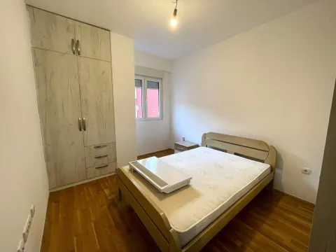 Namještena spavaća soba sa bračnim krevetom, plakarom i laminatom. - image 7
