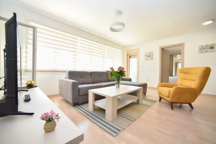 Izdavanje, dvosoban stan, 74m², Centar, Budva