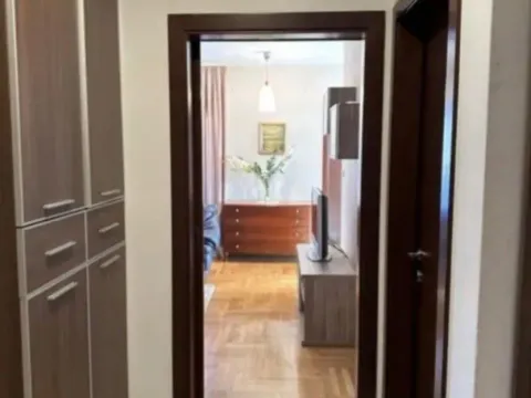 Izdavanje, dvosoban stan, 65m², Stari Aerodrom, Podgorica - image 7