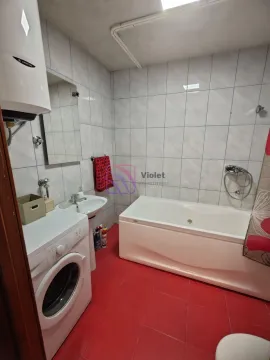 Kupatilo opremljeno kadom, umivaonikom, veš mašinom i bojlerom. - image 8