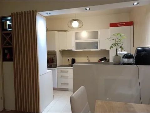 Moderna bijela kuhinja sa šankom i trpezarijskim dijelom. - image 8
