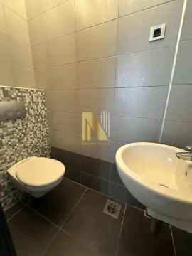 Manje kupatilo sa sanitarijama i pločicama u neutralnim tonovima. - image 8