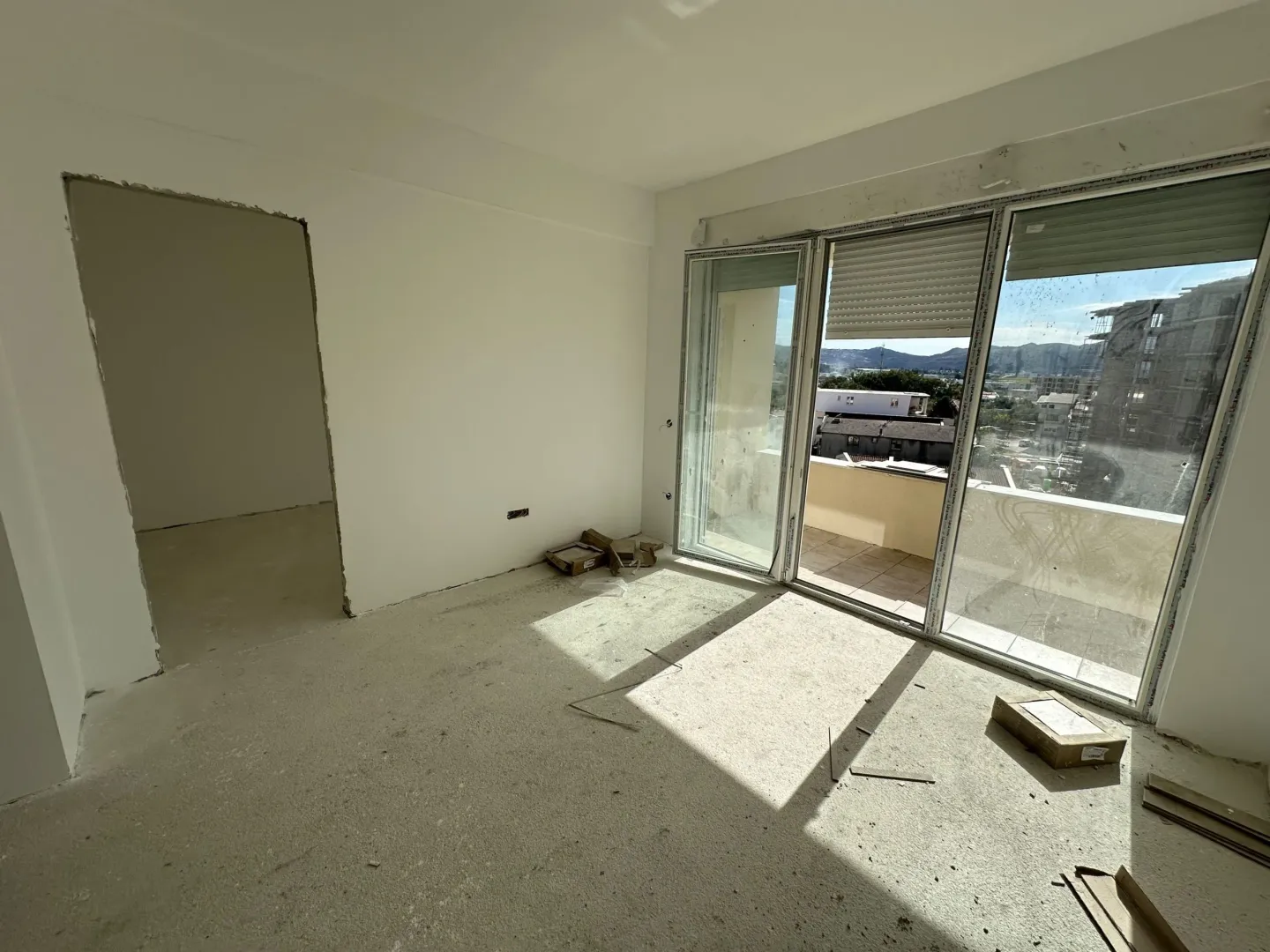 Unfurnished room under construction with access to the terrace and a view of the surroundings.
