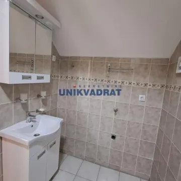 Kupatilo obloženo keramičkim pločicama sa umivaonikom i ogledalom. - image 5
