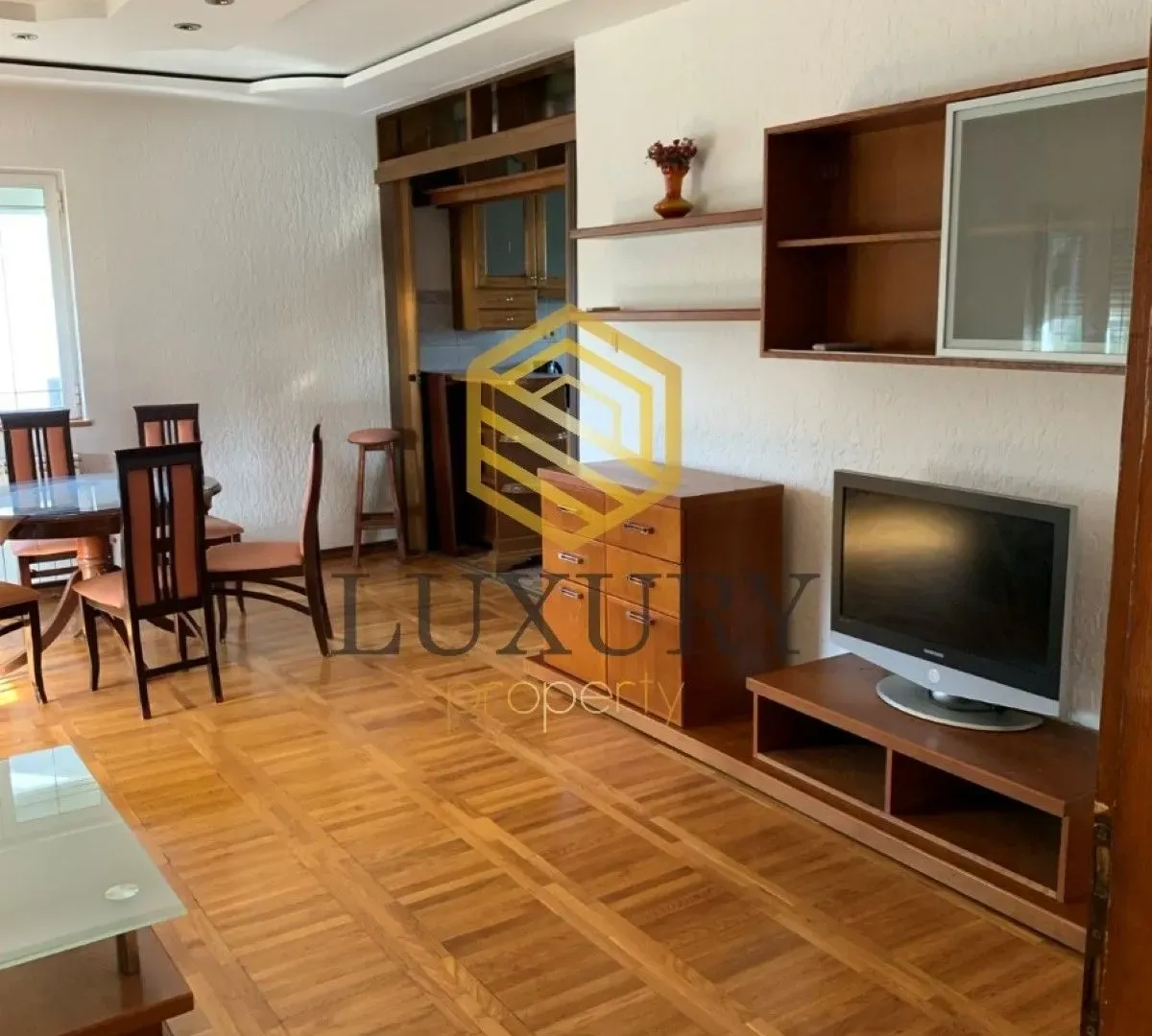 Izdavanje, kuća, 250m², Tološi, Podgorica