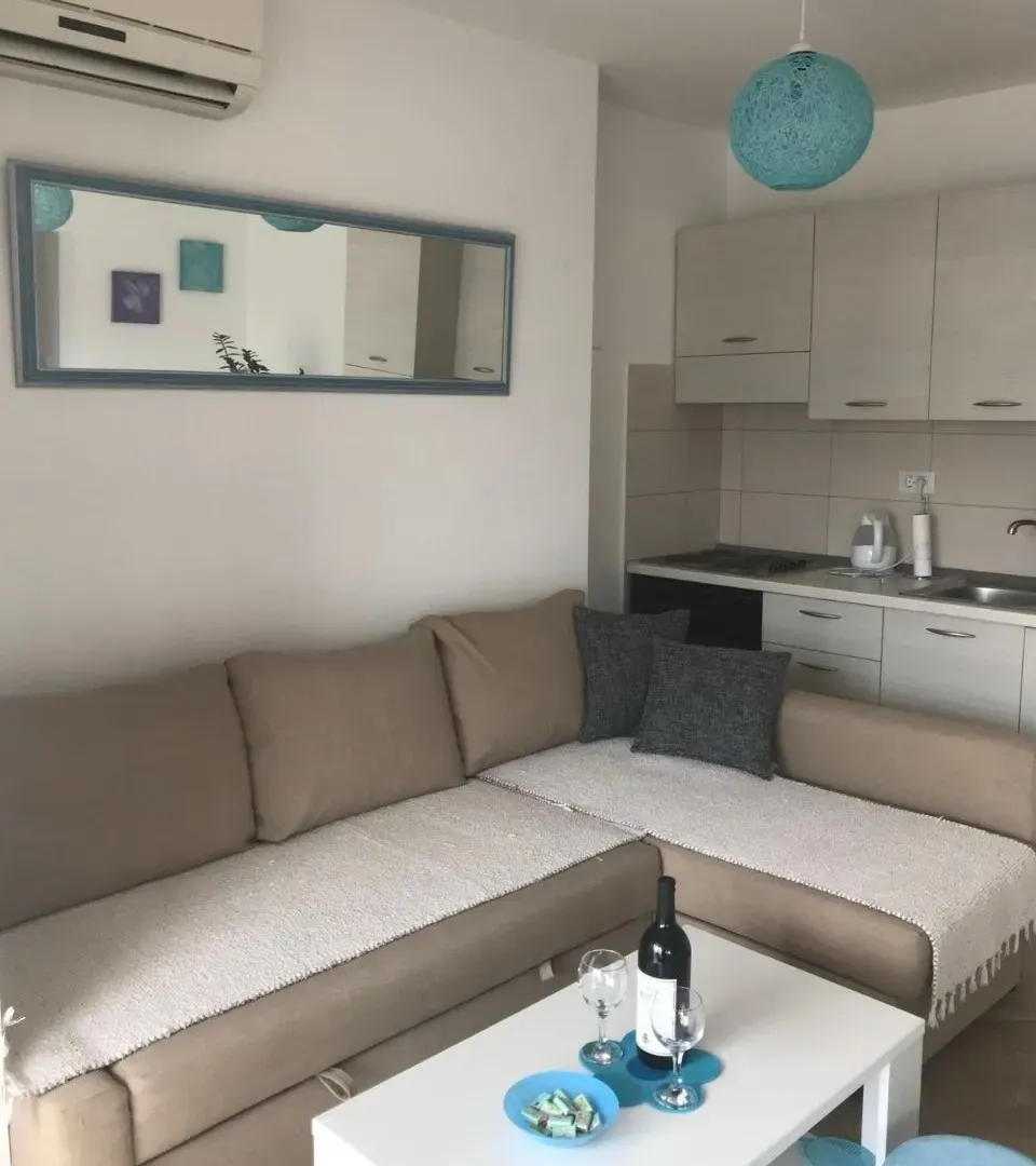 Izdavanje, jednosoban stan, 38m², Đenovići, Herceg Novi