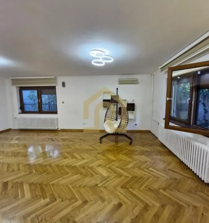 Izdavanje, poslovni prostor, 150m², Savski Venac, Beograd