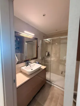 Moderne kupatilo sa umivaonikom, velikim ogledalom i tuš kabinom. - image 3