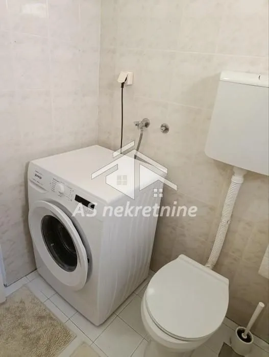 Izdavanje, trosoban stan, 80m², Savski Venac, Beograd