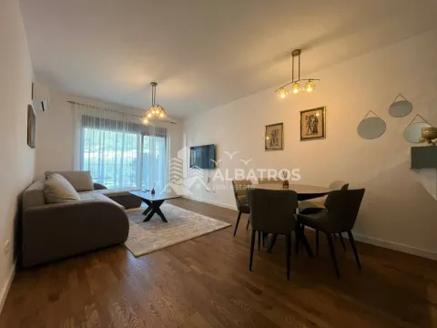 Prostrani dnevni boravak sa garniturom, trpezarijskim stolom i parketom na podu. - image 11