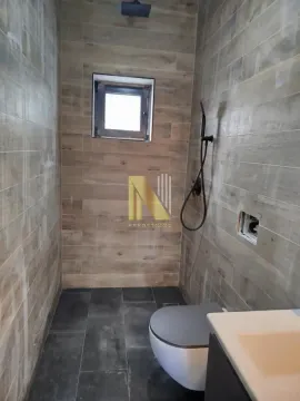 Kupatilo obloženo keramičkim pločicama sa tuš kabinom i sanitarijama. - image 18