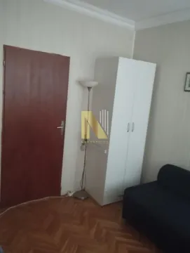 Manja spavaća soba sa krevetom, ormarom i drvenim podom. - image 4