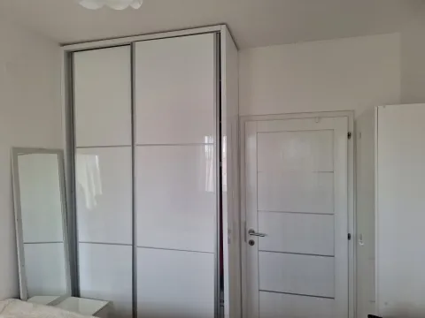 Bijeli garderober sa kliznim vratima i ogledalom u spavaćoj sobi. - image 2