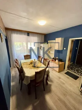 Trpezarija sa stolom za ručavanje i stolicama, povezana sa hodnikom i izlazom na terasu. - image 2