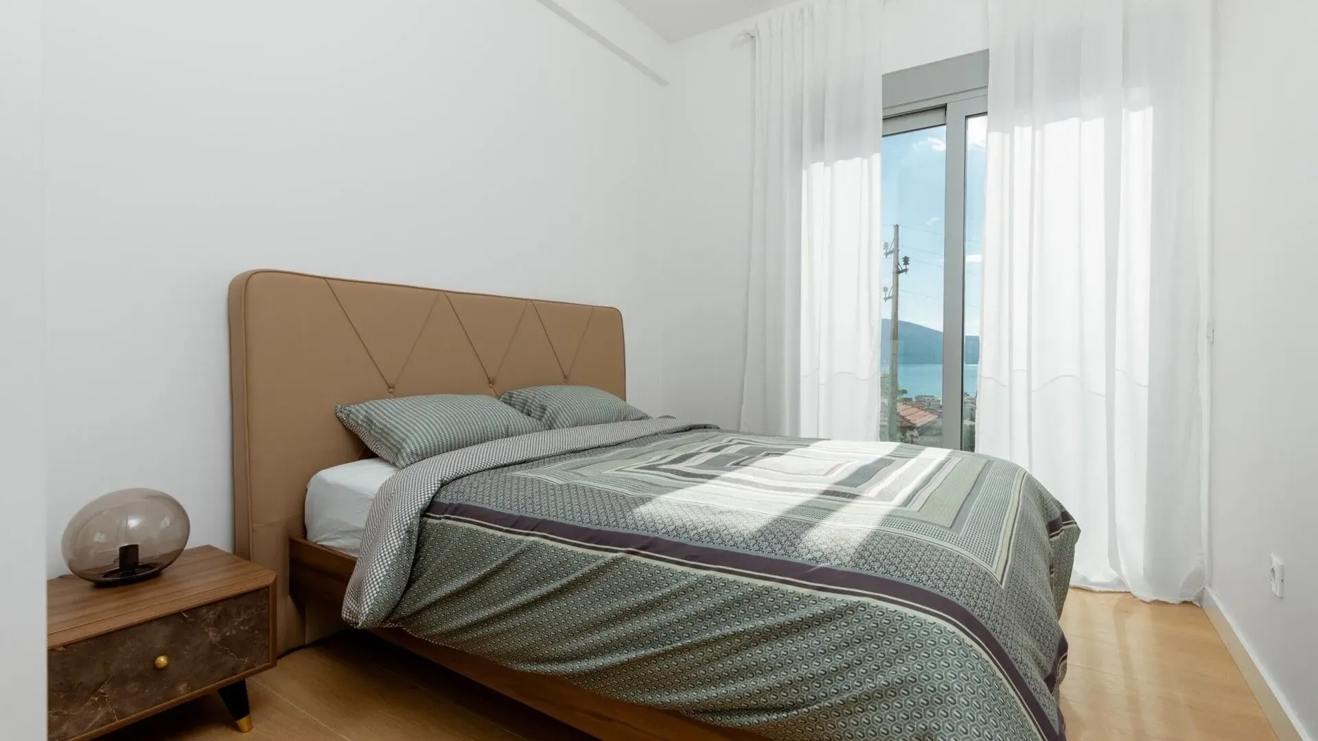 Izdavanje, četvorosoban stan, 273m², Marići, Tivat