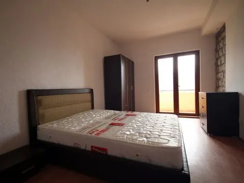 Jednostavna spavaća soba sa bračnim krevetom, ormarom i izlazom na balkon. - image 11