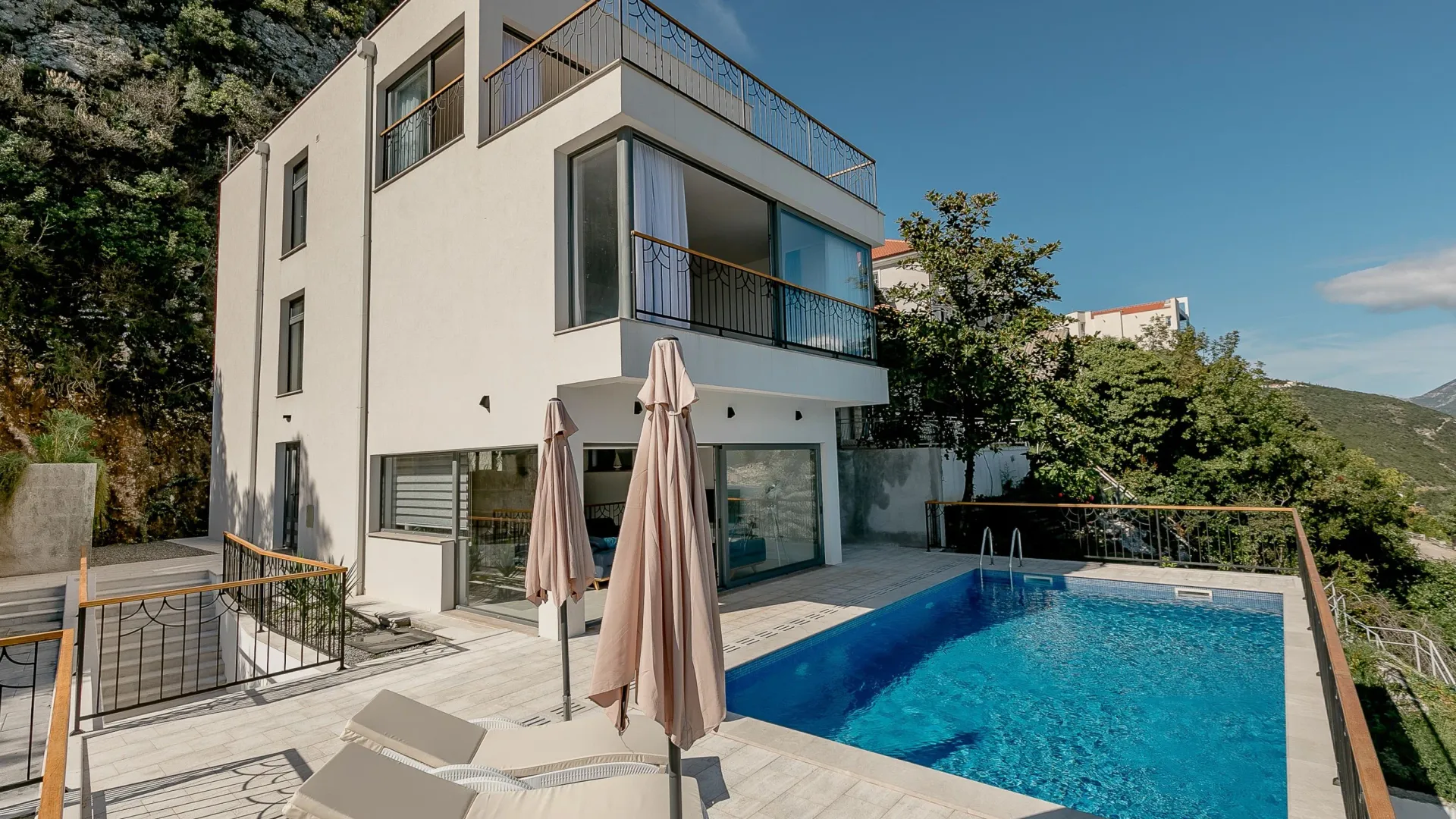 Prodaja, kuća, 282m², Njivice, Herceg Novi