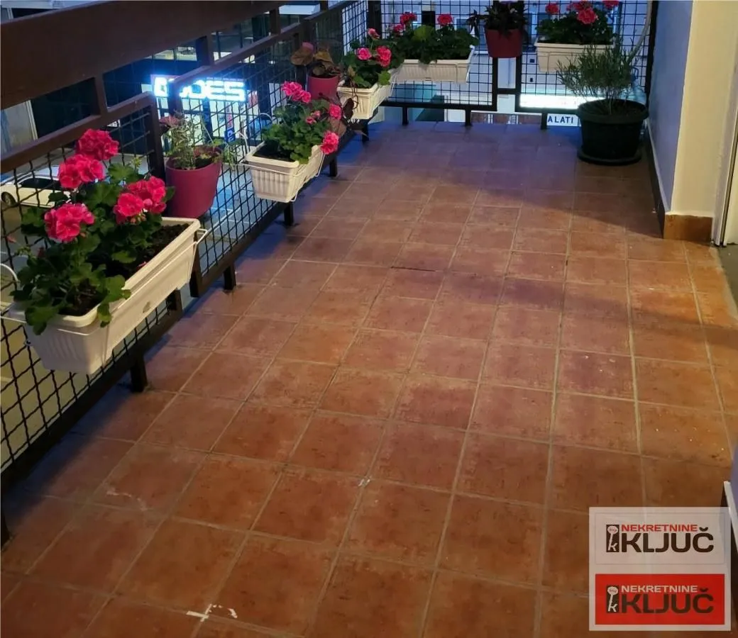 Prodaja, trosoban stan, 82m², Centar, Novi Sad