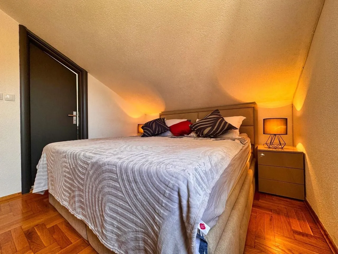 Prodaja, dvosoban stan, 82m², Dobrota, Kotor