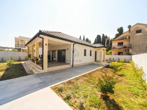 Kuća in Tološi