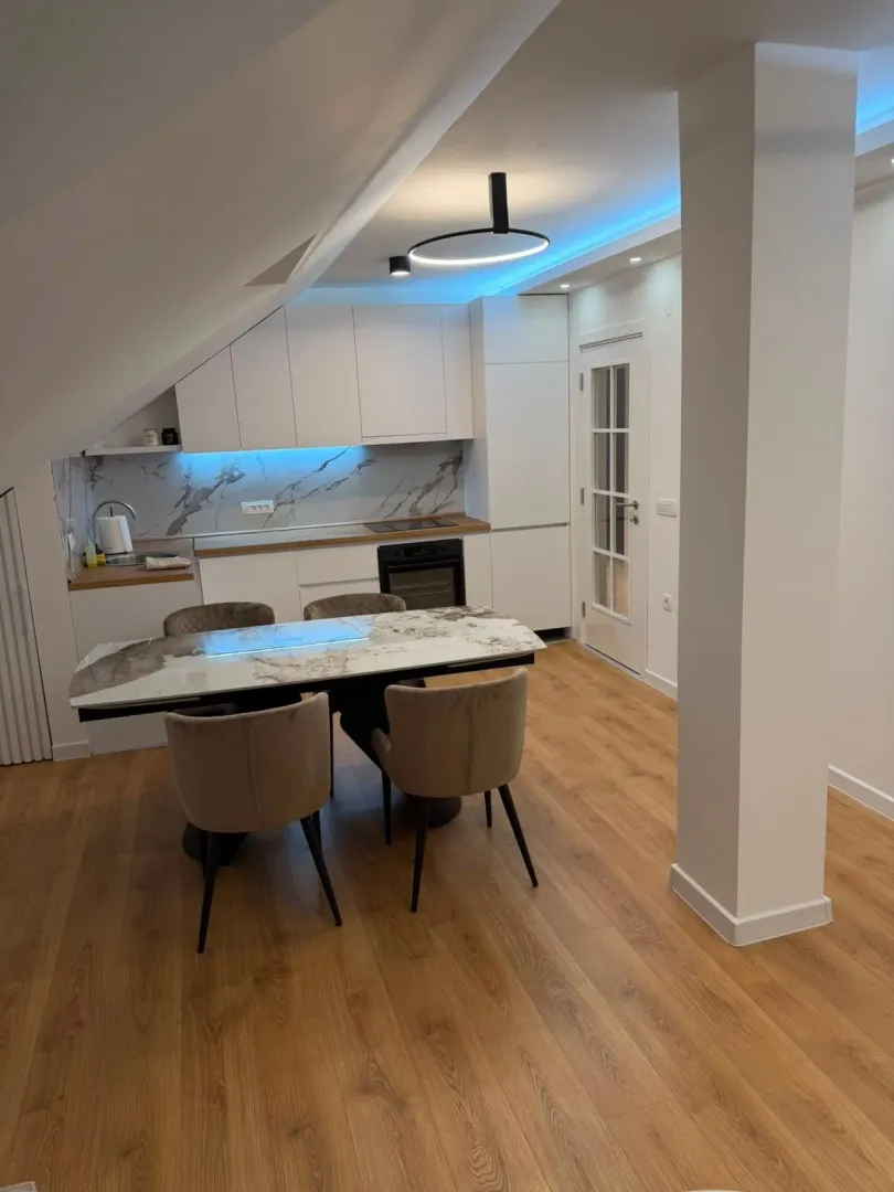 Izdavanje, trosoban stan, 106m², Cetinje, Crna Gora
