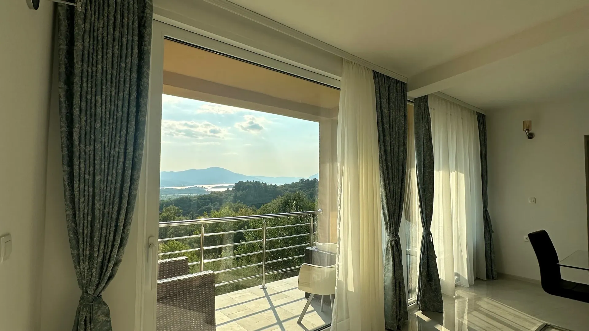 Izdavanje, trosoban stan, 100m², Kavač, Kotor