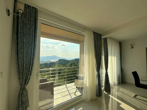 Izdavanje, trosoban stan, 100m², Kavač, Kotor - image 3