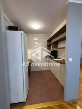 Manja kuhinja sa frižiderom i drvenim policama. - image 8