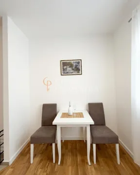 Manji trpezarijski sto sa dvije stolice u bijeloj boji. - image 4