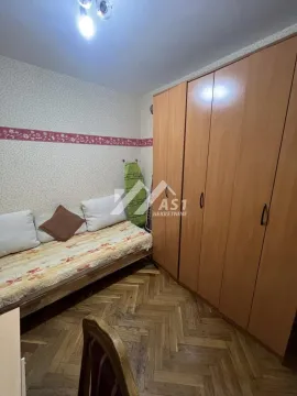 Nameštena spavaća soba sa krevetom i drvenim ormarom. - image 3
