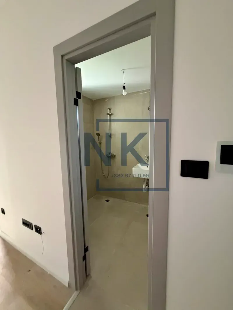 Pogled kroz vrata na kupatilo u toku opremanja.