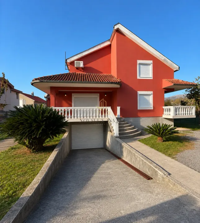 Rent, house, 350m², Zlatica, Podgorica