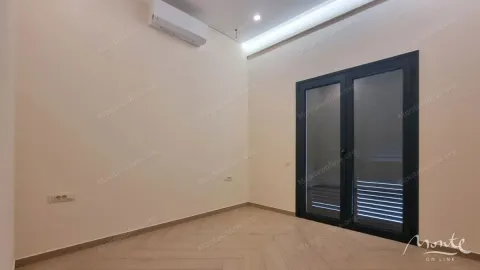 Prazna soba sa klima uređajem i balkonskim vratima. - image 6