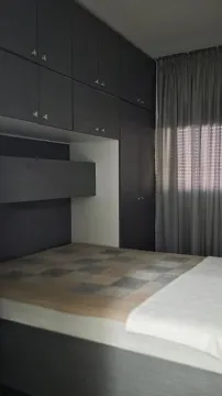 Namještena spavaća soba sa bračnim krevetom i ugradnim ormarima. - image 13