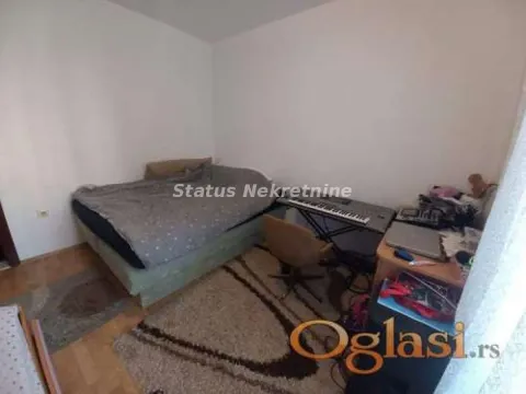 Nameštena spavaća soba sa krevetom, radnim stolom i klavijaturom. - image 7
