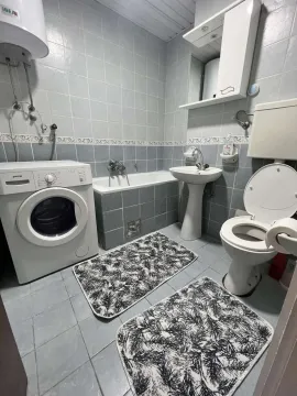 Kupatilo sa kadom, lavaboom, toaletom i veš mašinom. - image 9