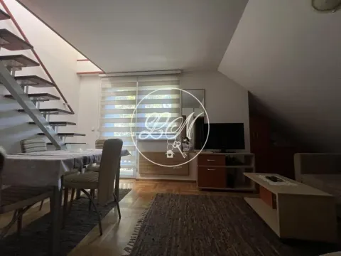 Dnevna soba sa trpezarijom i stepeništem u potkrovlju. - image 2