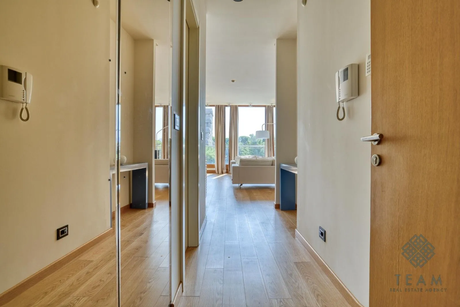 Izdavanje, dvosoban stan, 120m², Kod Capital Plaze, Podgorica