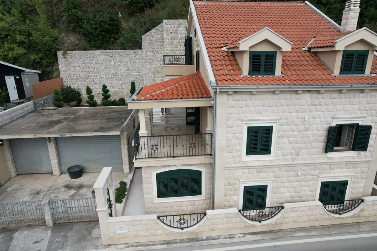 Prodaja, kuća, 211m², Donja Lastva, Tivat