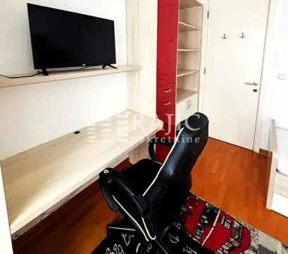 Dečja soba sa radnim stolom, stolicom i ormarom. - image 11