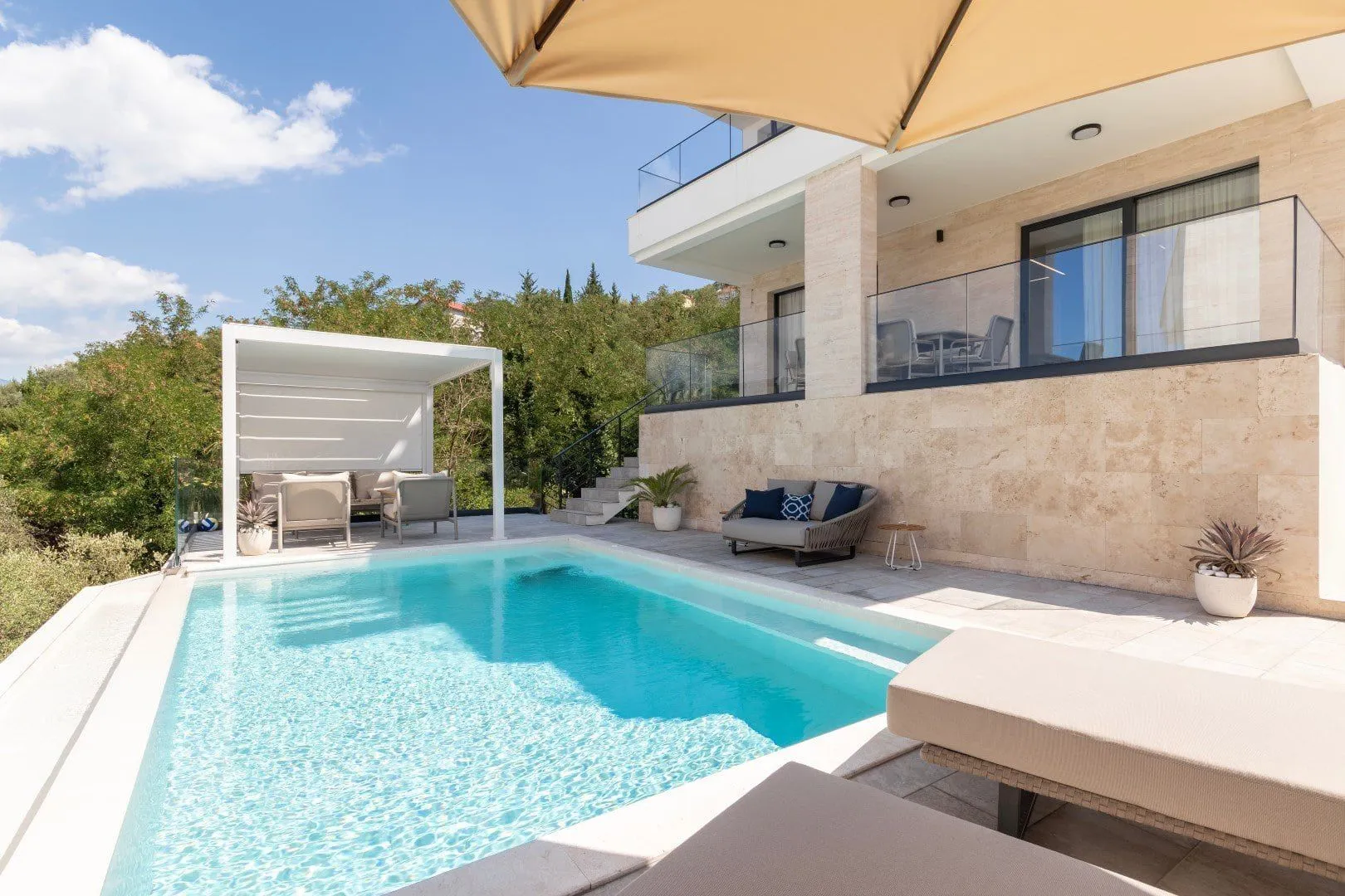 Izdavanje, kuća, 400m², Kotor, Crna Gora