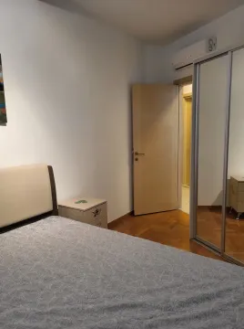 Uredna spavaća soba sa bračnim krevetom, garderoberom sa ogledalom i parketom. - image 6