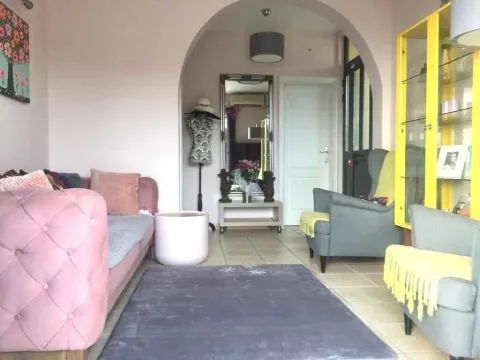 Dnevna soba sa garniturom, foteljama i dekorativnim elementima. - image 4