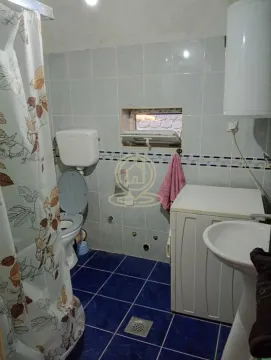 Manje kupatilo sa pločicama, wc šoljom, umivaonikom i veš mašinom. - image 4