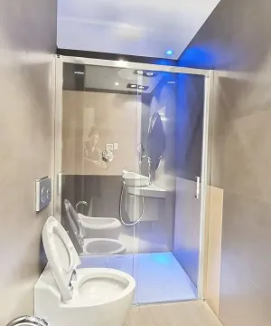 Savremeno opremljeno kupatilo sa tuš kabinom i sanitarijama. - image 14